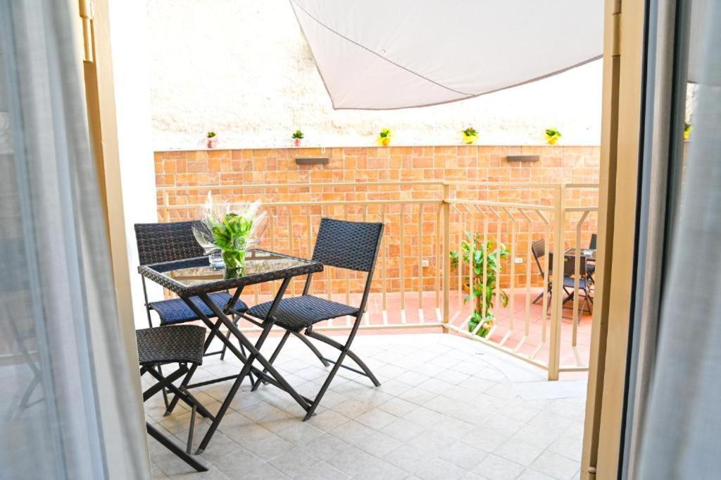 Residenza Suarez Bed & Breakfast เนเปิลส์ ภายนอก รูปภาพ
