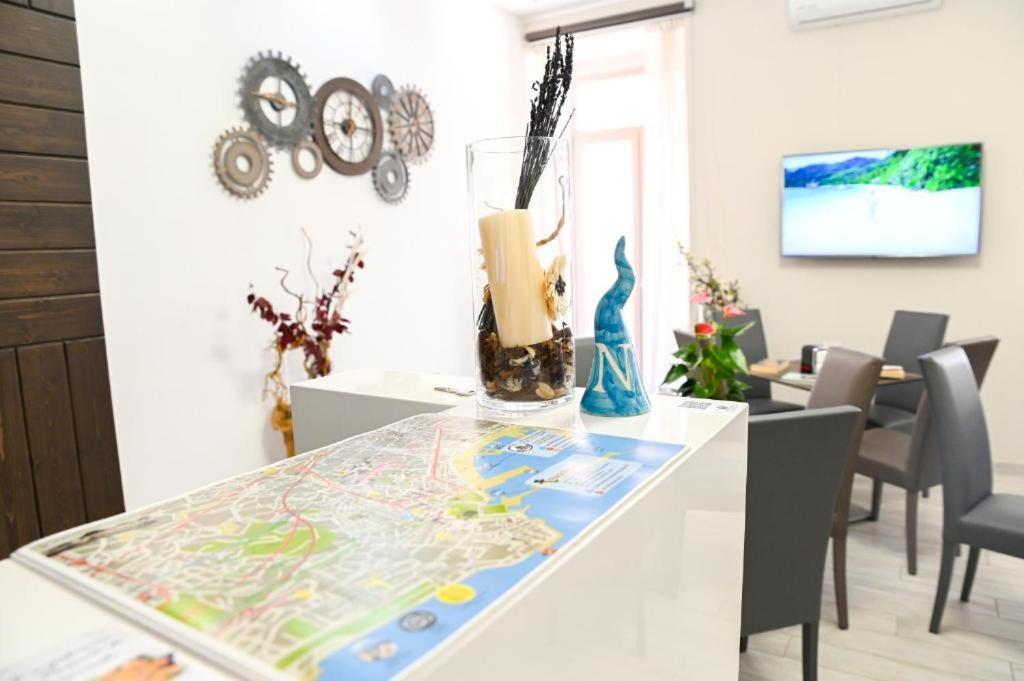 Residenza Suarez Bed & Breakfast เนเปิลส์ ภายนอก รูปภาพ